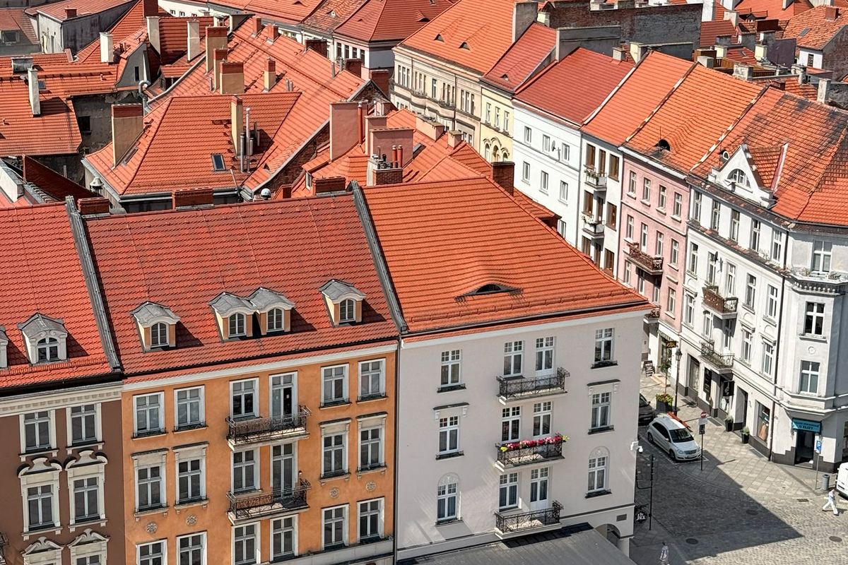 Kamienice z czerwonymi dachami w polskim mieście — nieruchomości jako zabezpieczenie pożyczki pod zastaw
